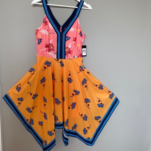 Guess Dresses & Skirts - 🎉HP🎉 🆕 Size 10 Guess Handkerchief Hem Dress